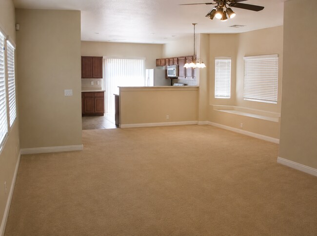 Building Photo - 4 bedroom +Den!