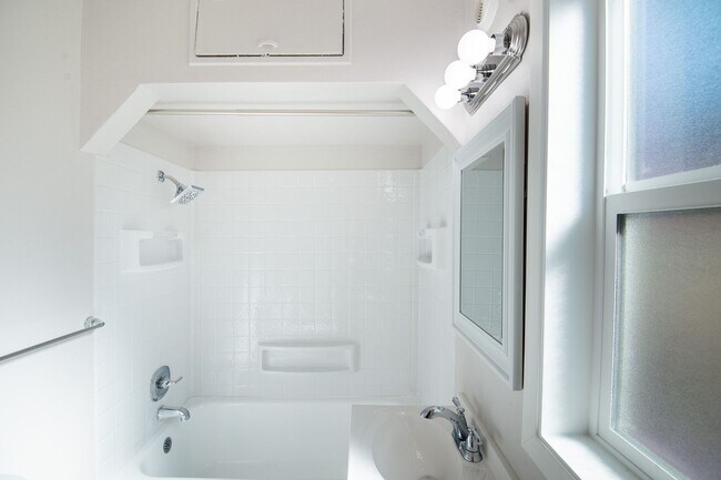 Building Photo - 19th 4-Plex - 000004