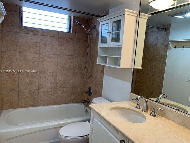 Building Photo - 2999 Point E Dr