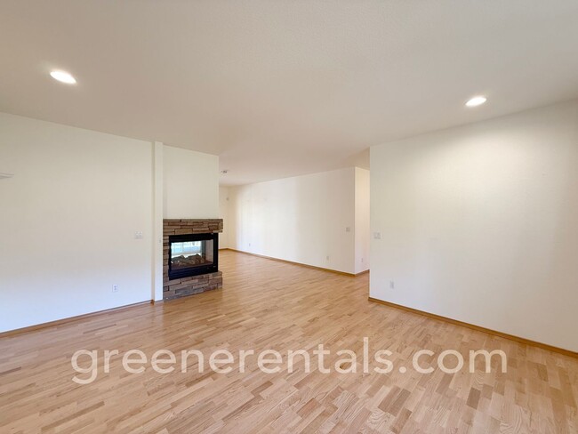Building Photo - Spacious & Bright 3BD/3BA Home for Rent in...