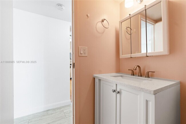 Building Photo - 800 Parkview Dr