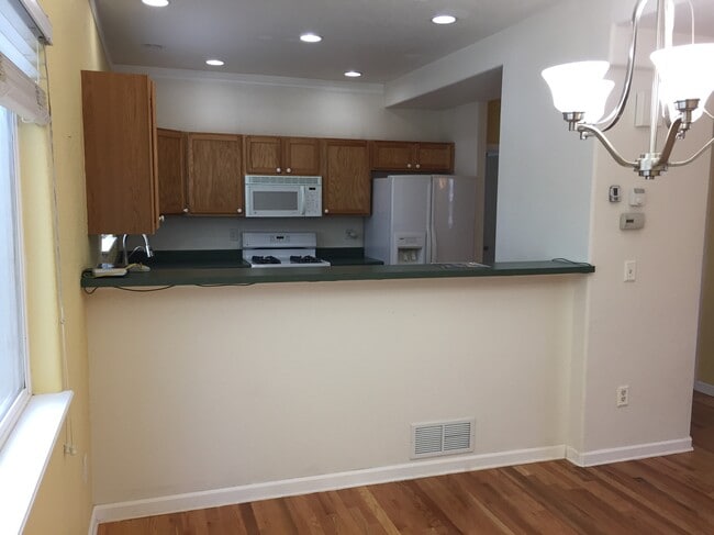 Kitchen seating - 314 Maggie St