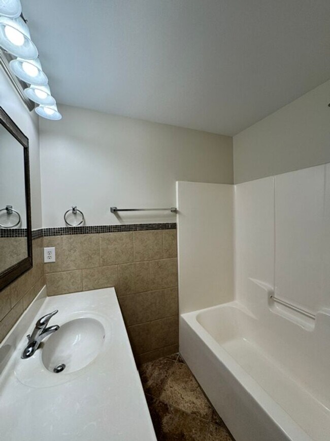 Building Photo - 150 Raye Dr