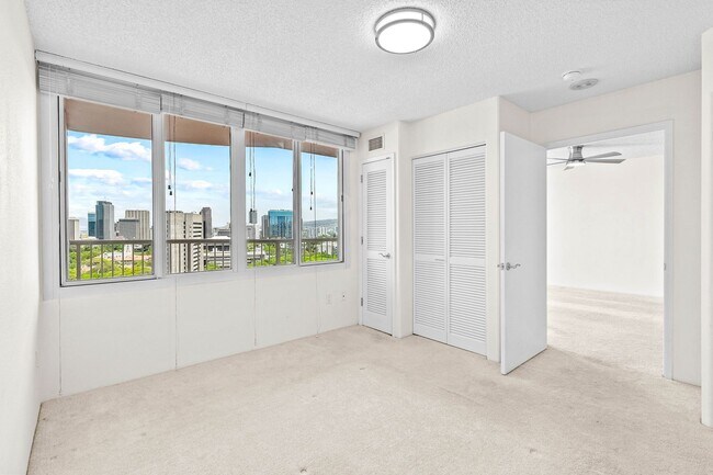 Building Photo - Beautiful Honolulu views from this bright ...