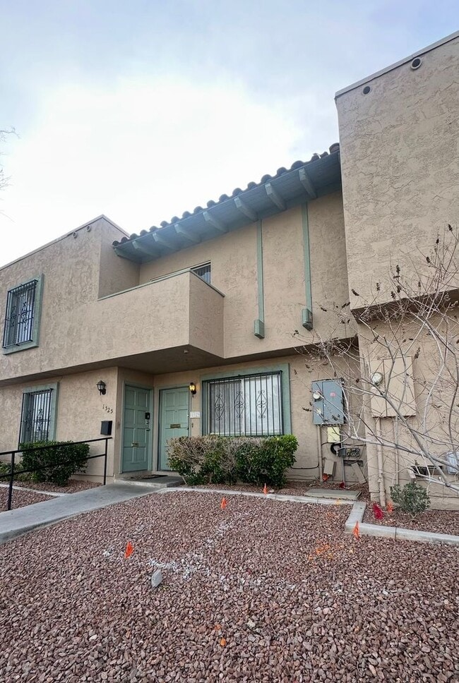 Building Photo - 2 BEDROOMS 1.5 BATHROOM TOWNHOUSE AVAILABLE FOR RENT JONES AND VEGAS DR !!!