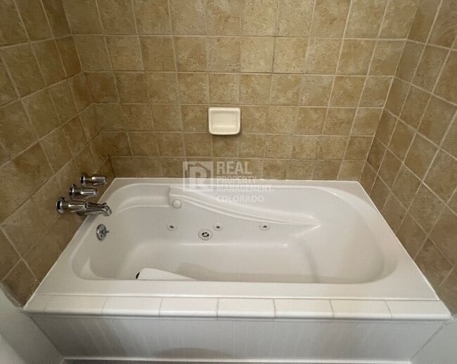 Building Photo - 18 Oak St