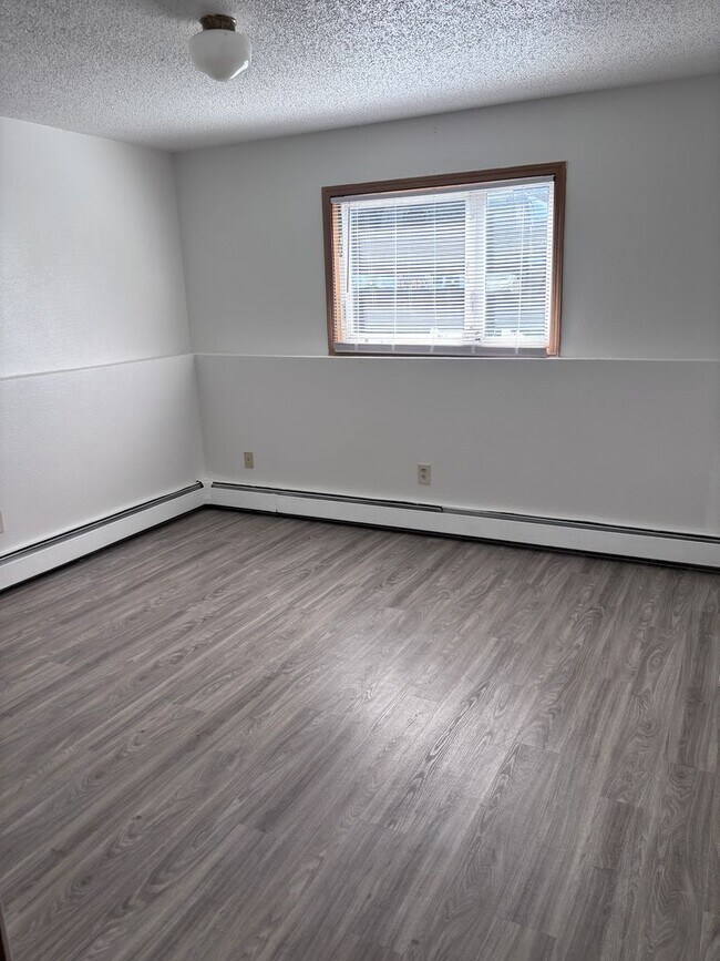 Building Photo - 401 E 45th Ave