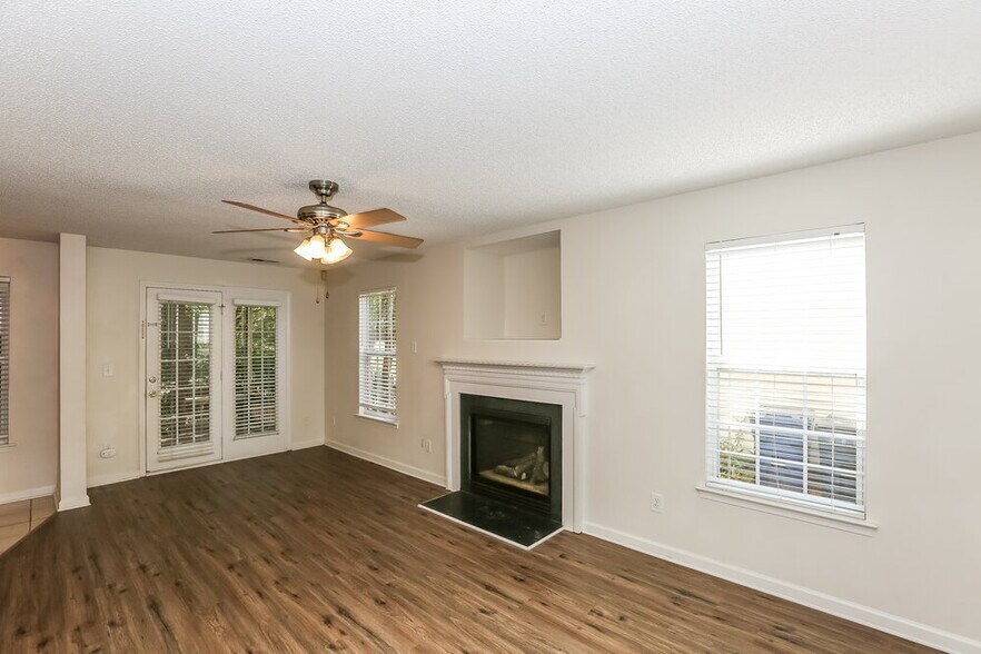 Building Photo - 15476 Stone Hollow Dr