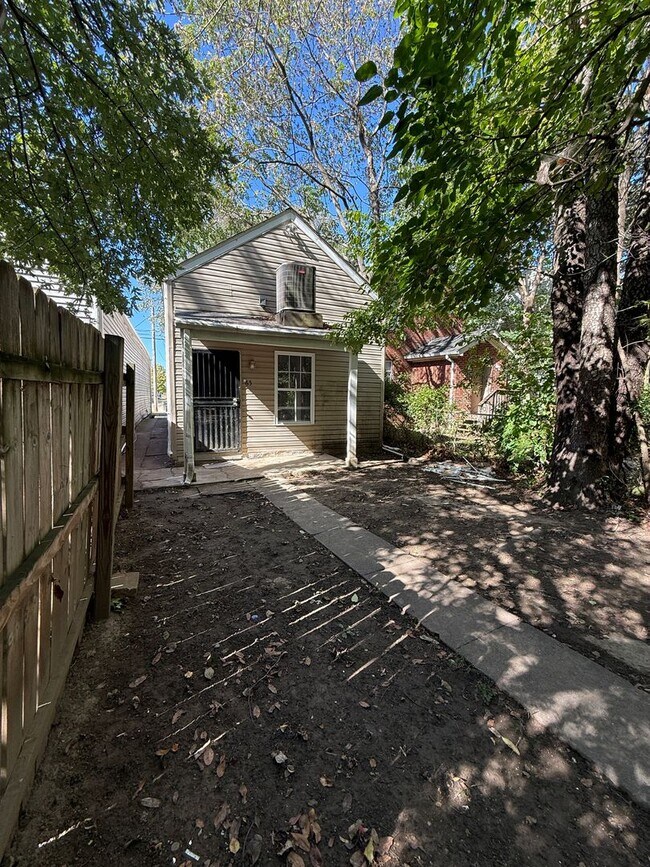Building Photo - 3-BED 1-BATH SINGLE FAMILY HOME