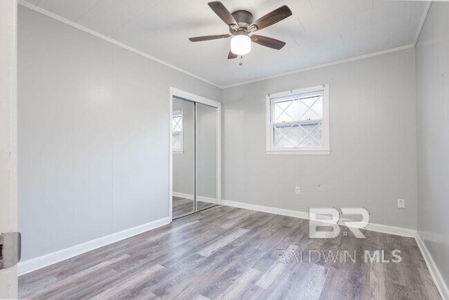 Building Photo - 409 W Canal Dr