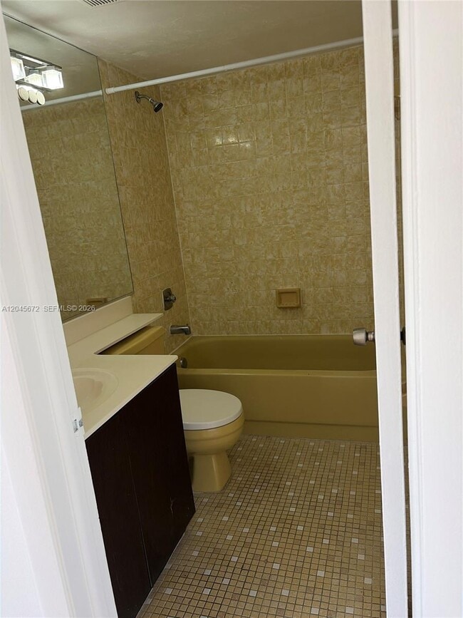 Building Photo - 1150 Collins Ave
