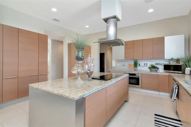 Building Photo - 3340 Hibiscus Dr W
