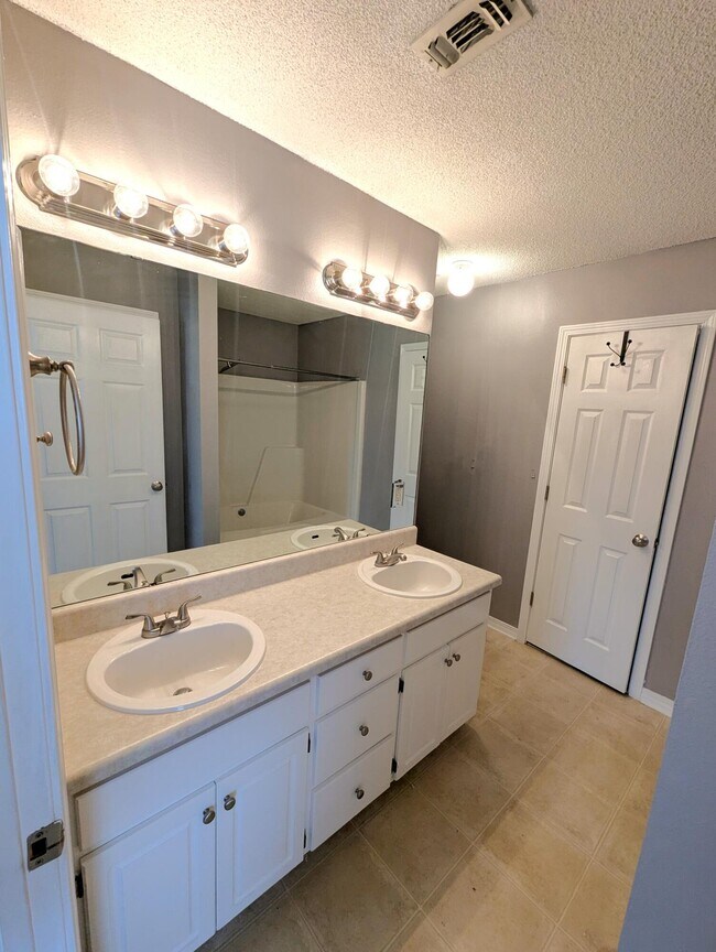 Building Photo - 9451 Pine Lily Ct