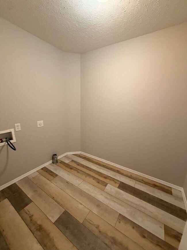 Building Photo - BEAUTIFUL 3 BEDROOM / 2 BATHROOM HOUSE IN JOPLIN MO- 2 CAR GARAGE!!