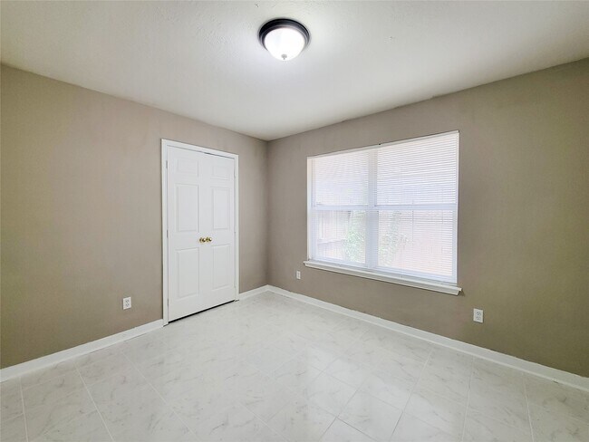 Building Photo - 5322 Rivergate Dr