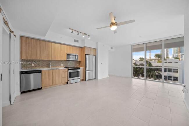 Primary Photo - 2150 N Bayshore Dr