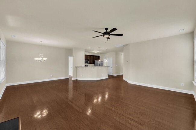 Building Photo - 4 Bedroom Home with 2 Car Garage & Fenced Yard!