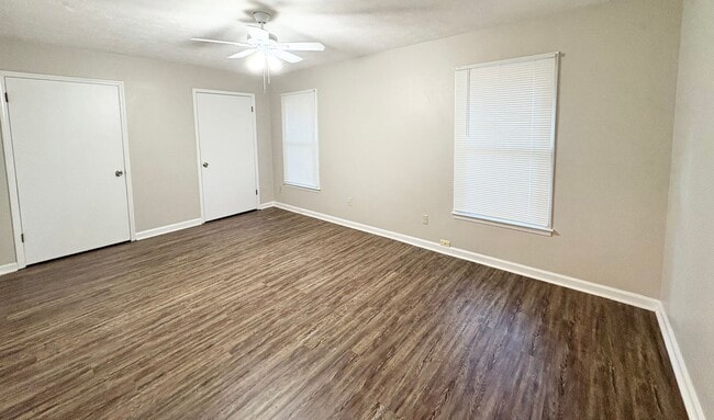 Building Photo - Welcome to this charming 2-bedroom, 1-bath...