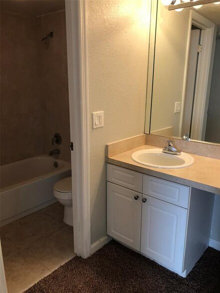 Building Photo - 448 Banyon Tree Cir