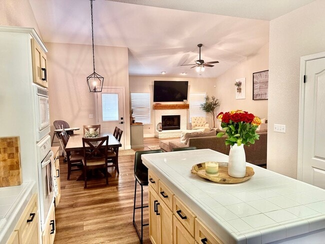 Building Photo - Updated North Fresno 3/2