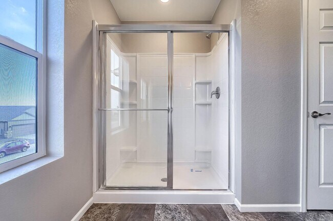 Building Photo - Gorgeous 4 bed, 3 bath, loft and an office!