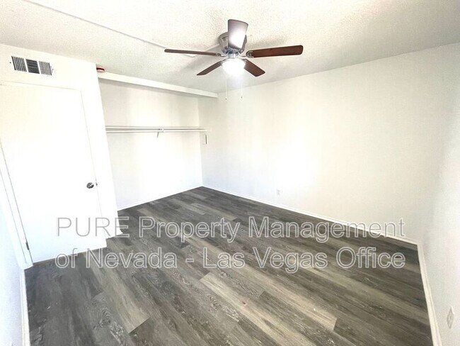 Building Photo - 1405 E Vegas Valley Dr