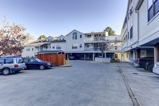 Building Photo - 2 Bedroom 2 Bath End Unit Condo with covered parking!