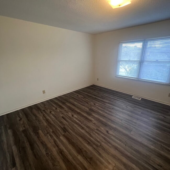 Building Photo - 2700 Thackery Rd