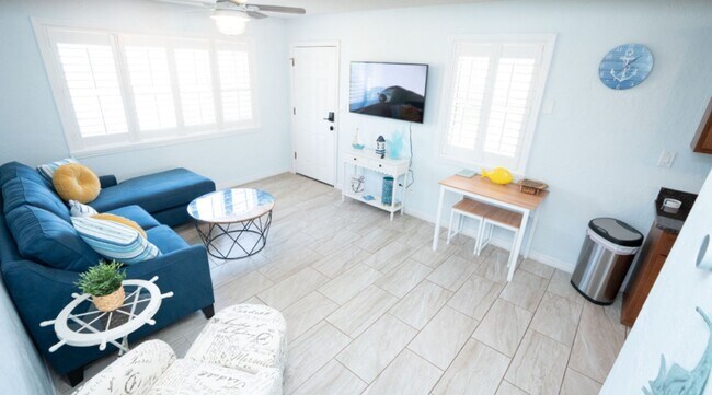 Building Photo - Charming 2 bedroom 1 bathroom beach side home