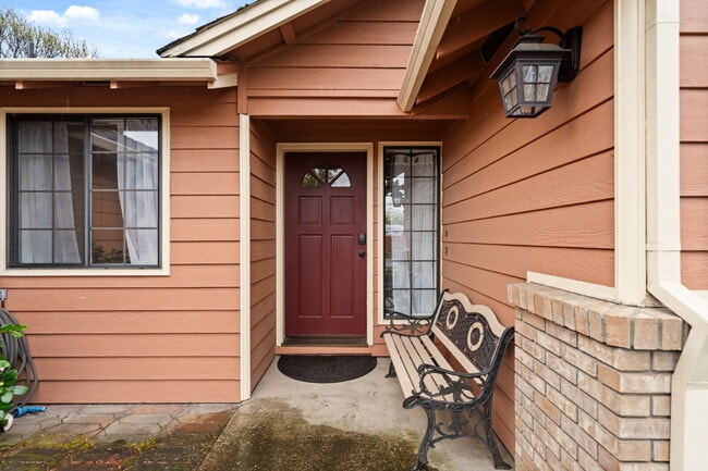 Building Photo - 2360 Temple Dr