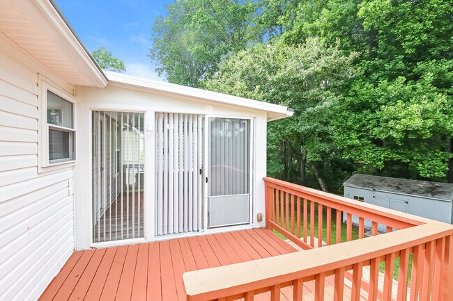 Building Photo - 737 E Maple Ln