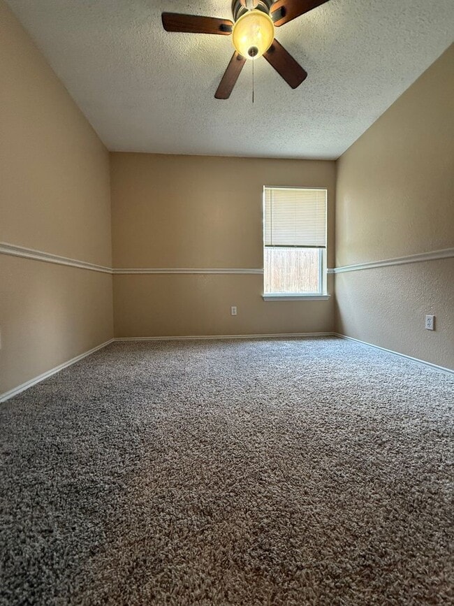 Building Photo - COMMUTER FRIENDLY / ESTABLISHED NEIGHBORHOOD