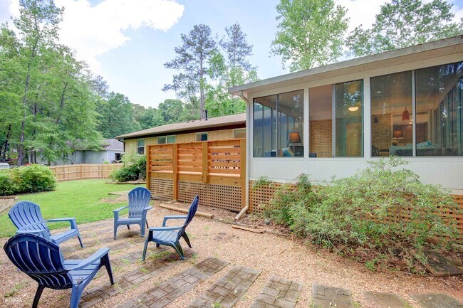 Building Photo - 213 Oakmount Dr