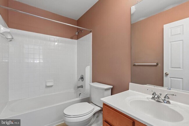 Building Photo - 7721 Valley Oak Dr