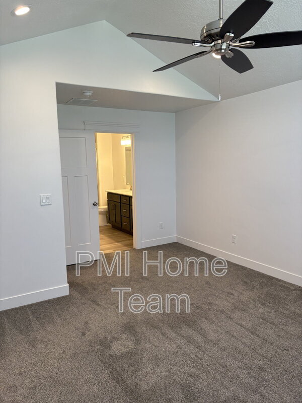 Building Photo - 614 W Cozy Ln