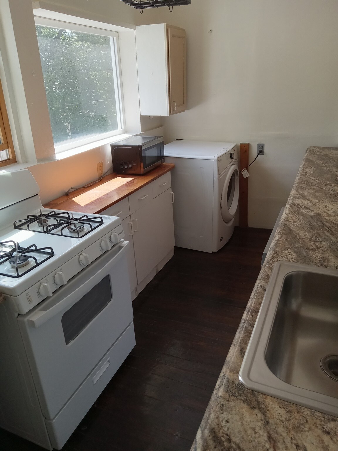Apt 4 - kitchen - 523 E State St