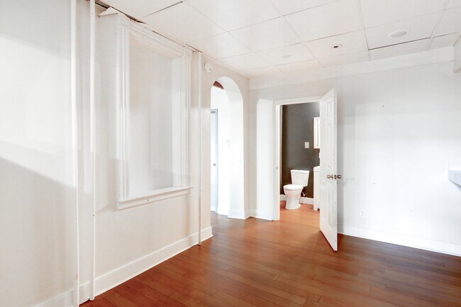 Building Photo - 121 E Chestnut St