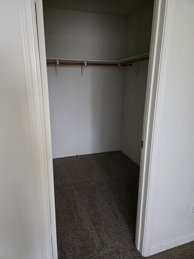 Building Photo - East Roseville - 3 Bdrm, 2 Bath located in...