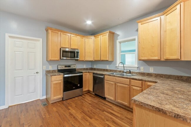 Building Photo - In Town Near The Bike Path