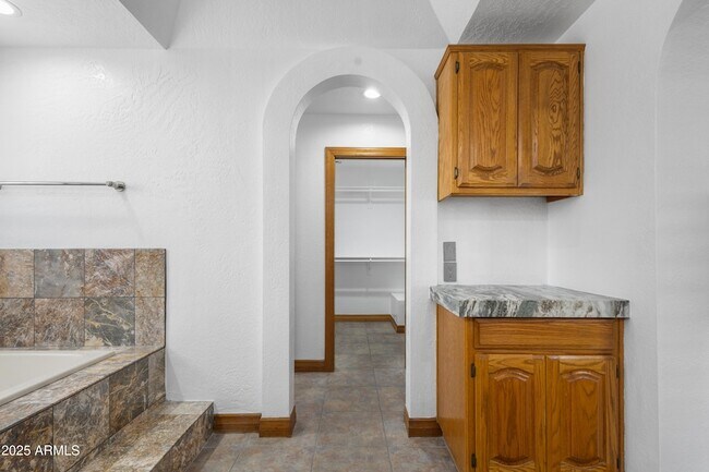 Building Photo - 322 E Gary Cir