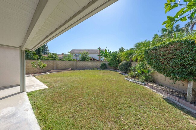 Building Photo - Spacious Single-Family Home with Yard!