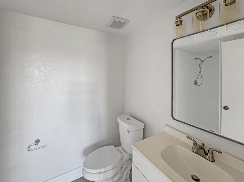 Building Photo - 8300 Bardmoor Blvd