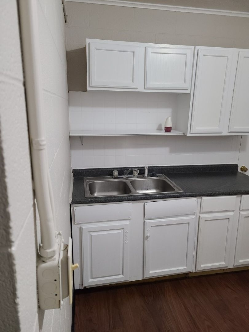 Building Photo - Spacious 2BR/1BA located on the west side ...