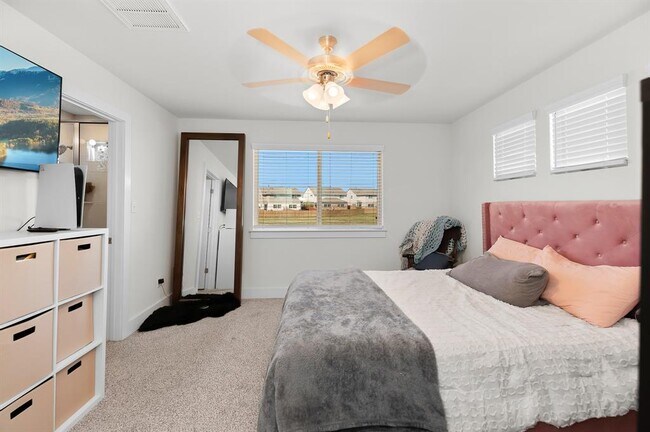 Building Photo - 512 White Steppe Way