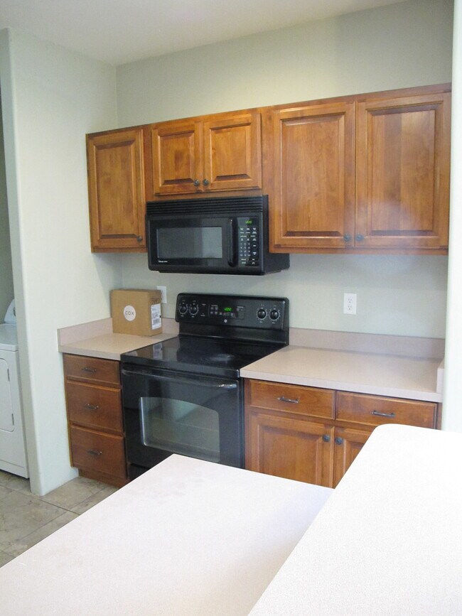 Building Photo - 1305 E Linden St