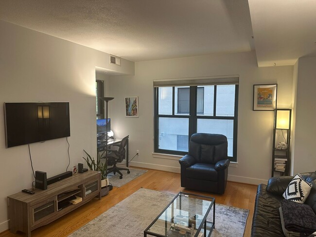 Building Photo - Modern 1 BR, 1BA Condo in Mount Vernon Squ...