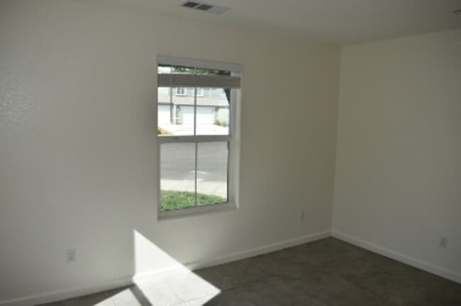 Building Photo - 624 Suzanne Dr