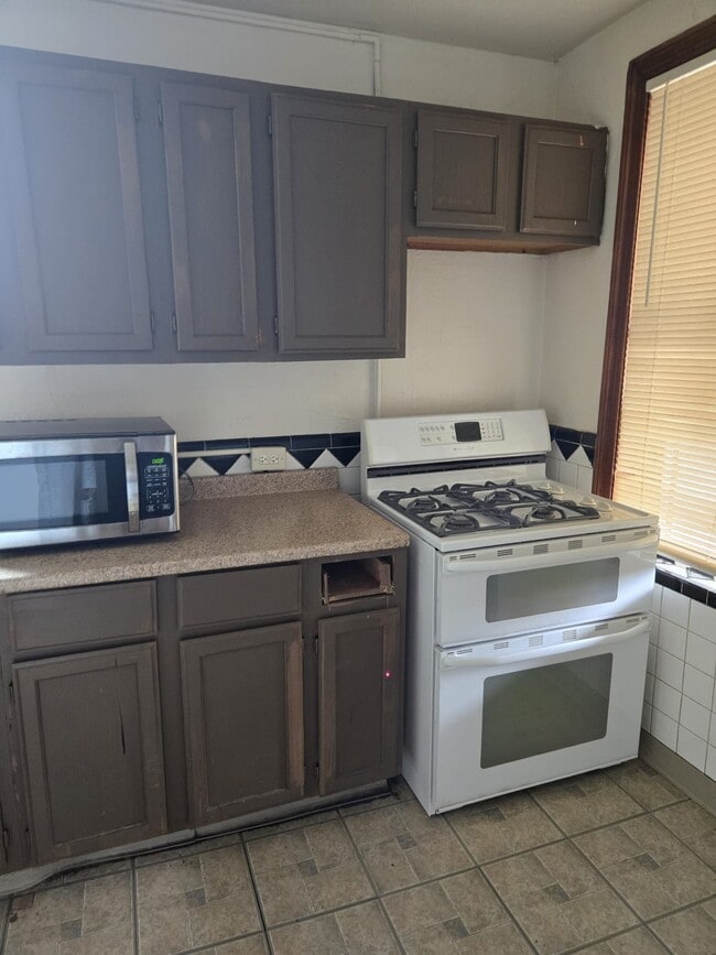 Building Photo - 8687-8689-8689 Oriole Ave