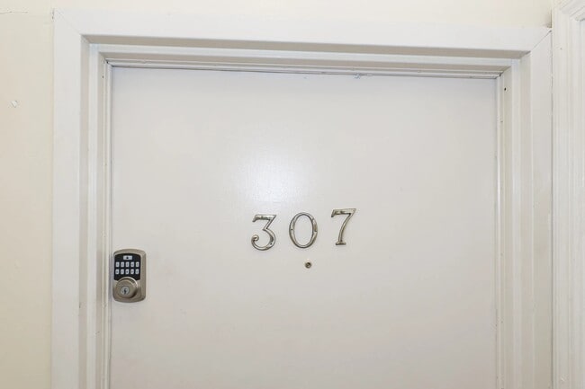 Building Photo - 350 King St