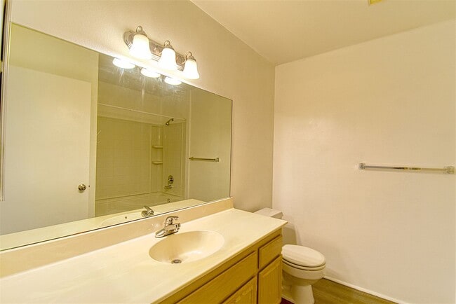 Building Photo - Well-Kept 2 Bedroom Condo with Amazing Views